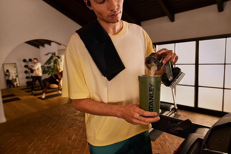 STANLEY Vitalize - Botella coctelera de 20 onzas | Taza coctelera aislada a prueba de fugas | Almacenamiento base y tapa de flujo rápido giratorio | Batidos de proteínas y polvo para pre-entrenamiento