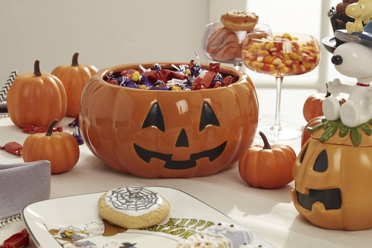 Lenox 896690 Plato figurativo de la Gran Calabaza | porcelana, lavar a mano solo | diseño figural snoopy | plato para servir Halloween de 8 x 6.5 pulgadas, plato de baratija
