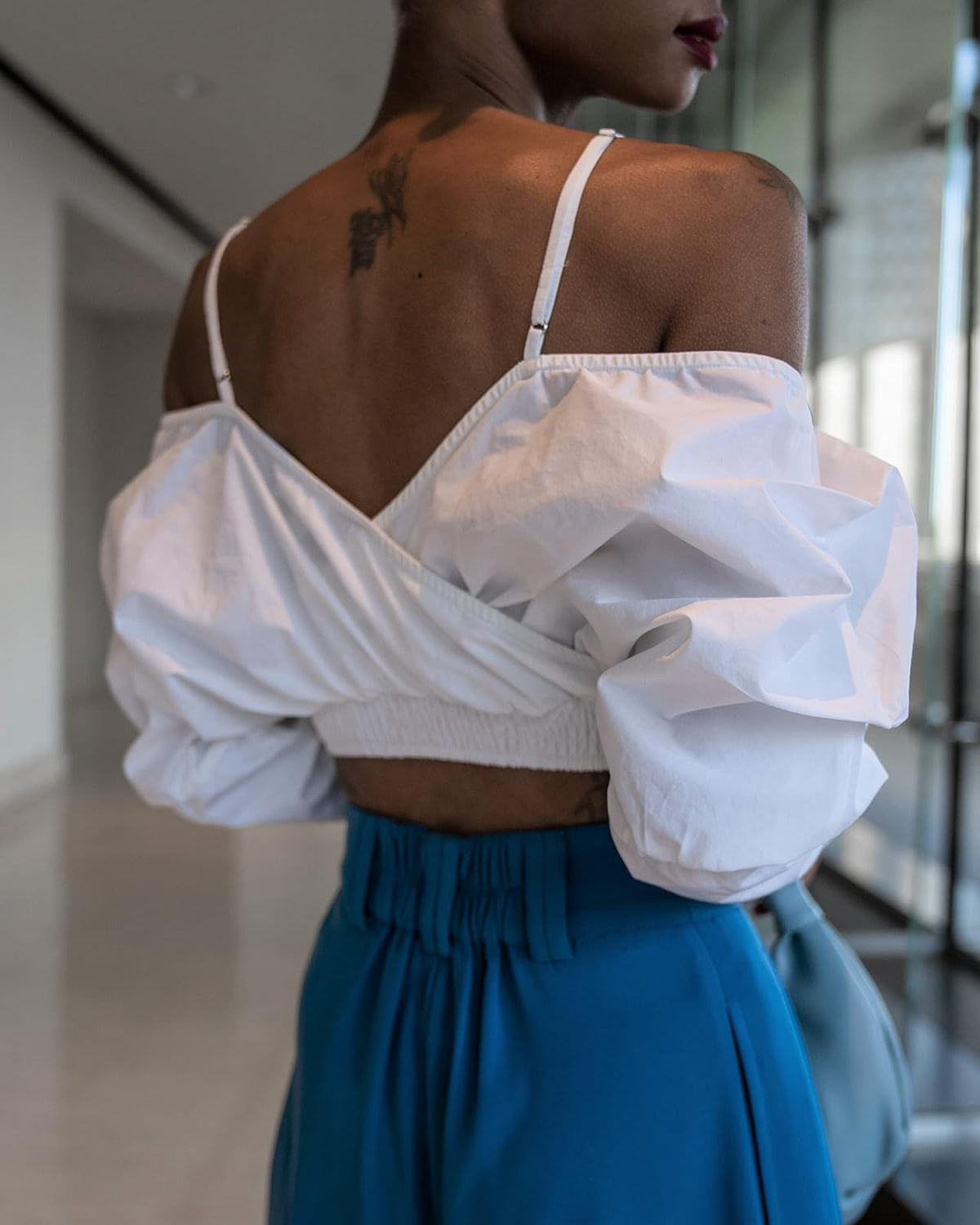 The Drop Crop Top para Mujer, Drapeado con Hombro Descubierto, Blanco, por @signedblake