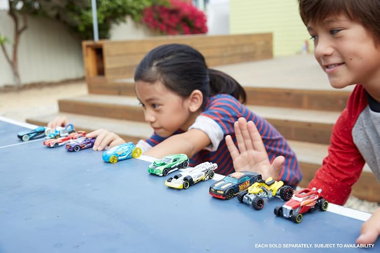 Hot Wheels Diecast Paquete de 20 Vehículos de Juguete con 2 Exclusivos para Niños de 3 Años