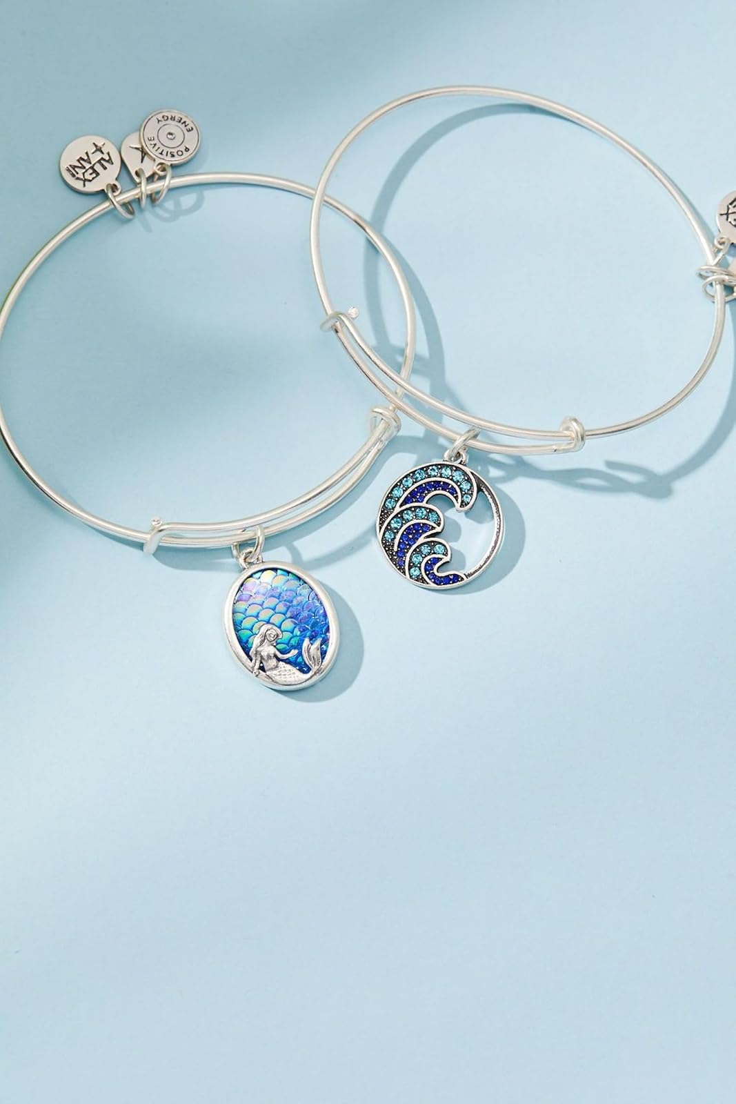 Alex and Ani - Pulsera con dije de onda, camino de los símbolos, acabado en plata argentium brillante, 2 a 3.5 pulgadas, Una talla, Latón, Sin gemas.