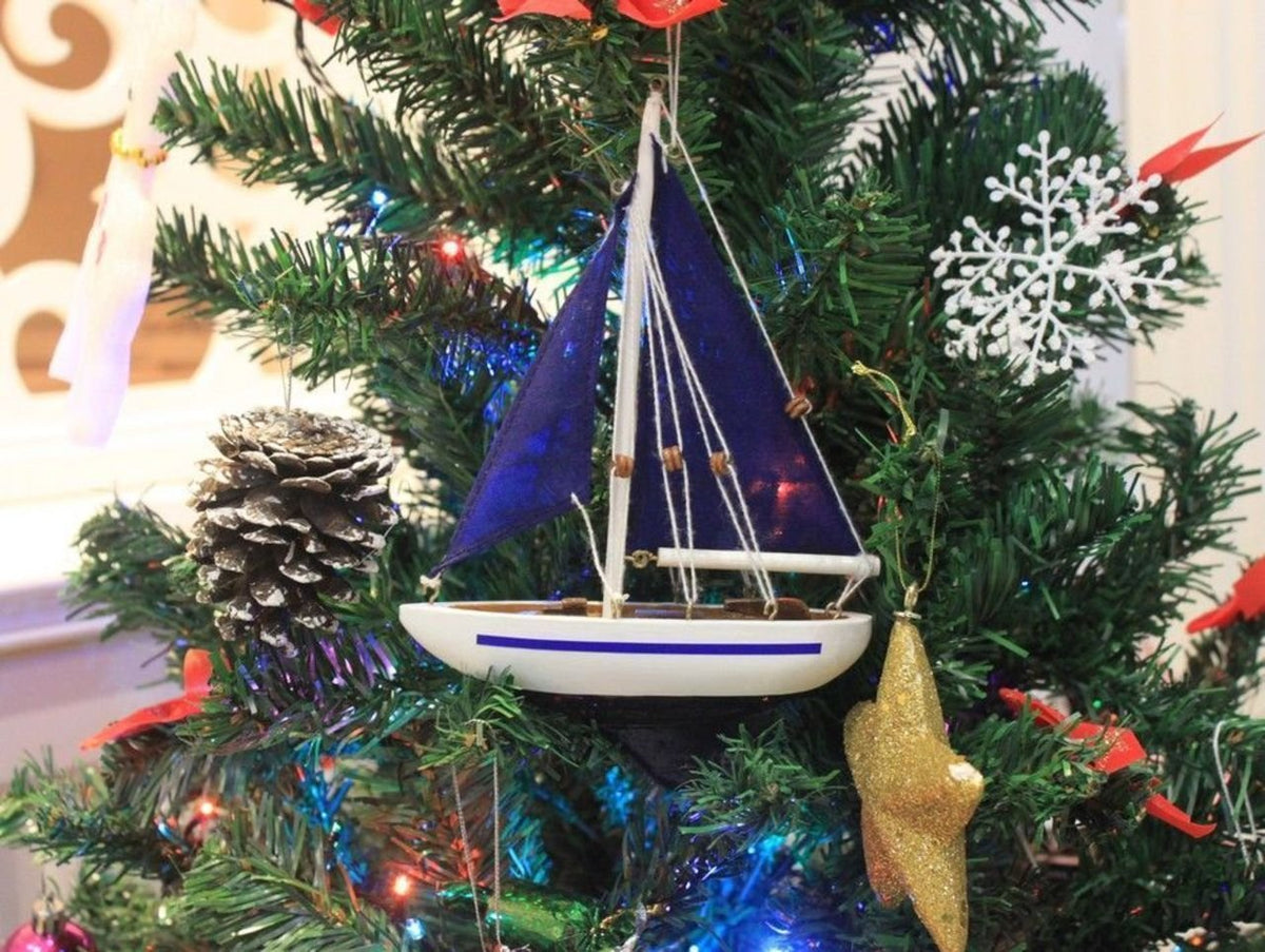 Hampton Nautical Adorno de árbol de Navidad azul con velas azules de 9 pulgadas, modelo barco, decoración náutica para árbol de Navidad