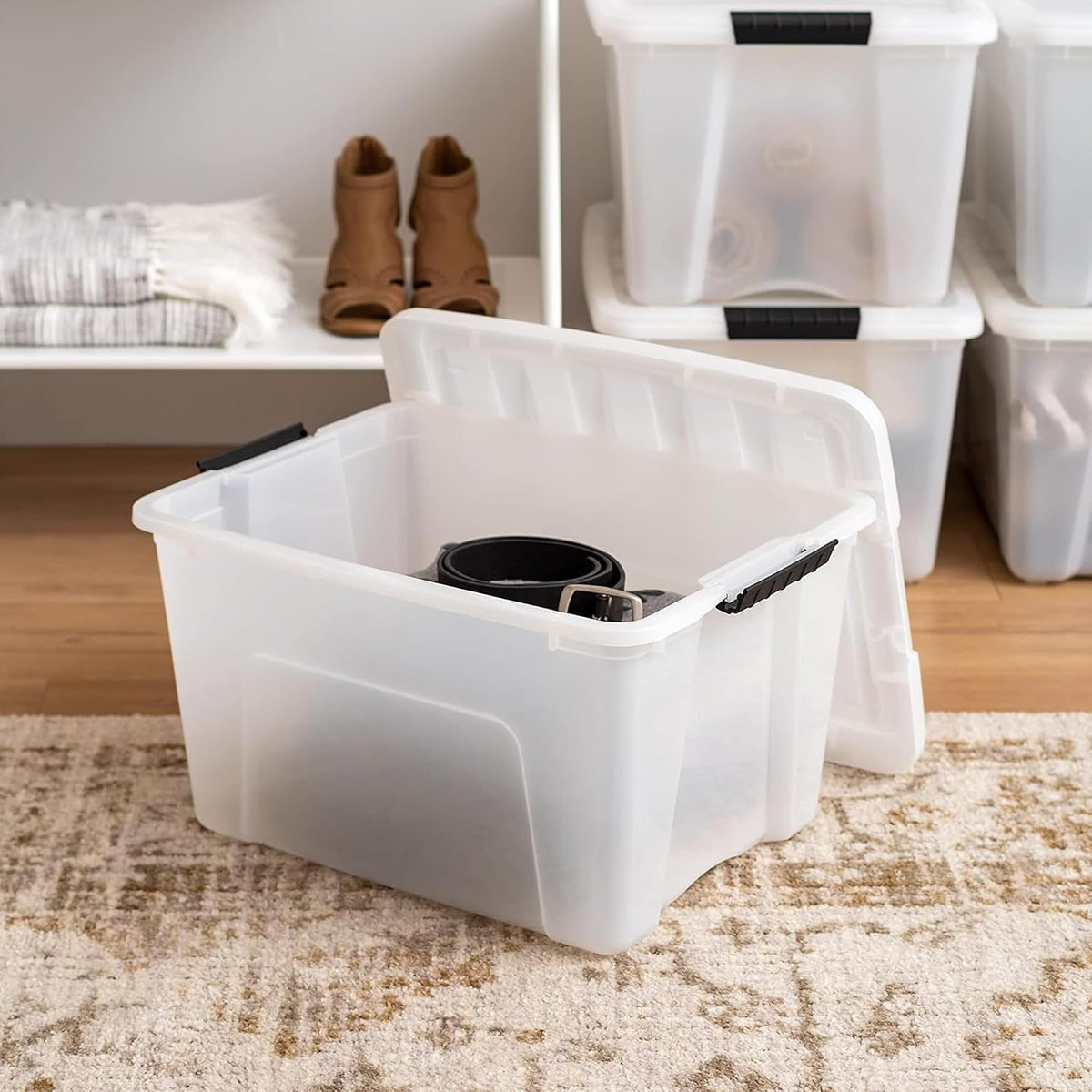 IRIS USA 4 Contenedores de 40 Qt con Tapa, Perla | Oculta el contenido para una apariencia limpia. Ideal para mudanzas, cobijas, ropa y garaje. Diseño anidable.