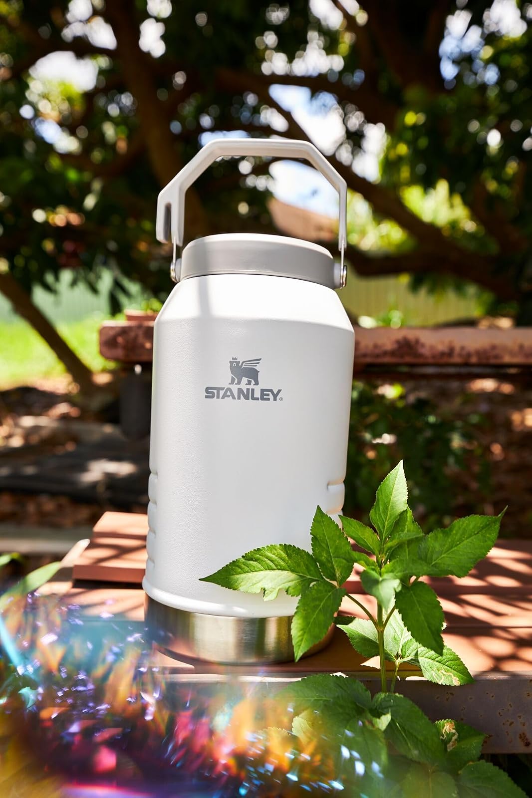 Stanley IceFlow 2.0 - Jarra de paja abatible con asa de 64 onzas, tapa giratoria y popote abatible, a prueba de fugas para viajes y deportes, acero inoxidable aislado, sin BPA, gis