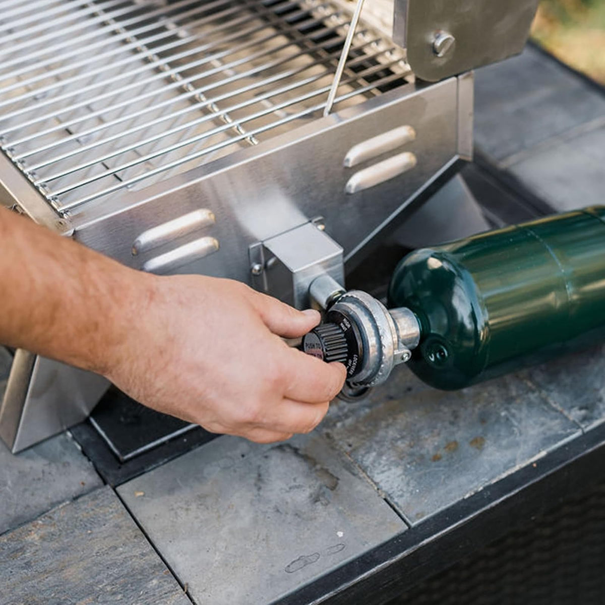 Masterbuilt - Parrilla portátil de gas propano con patas plegables, estante de calentamiento recubierto de cromo y 288 pulgadas cuadradas de acero inoxidable, modelo MB20030819