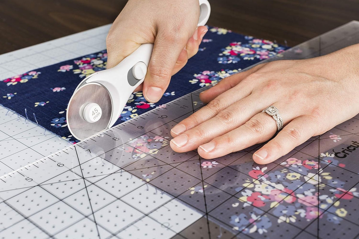 Cricut Cortador rotativo – Cortador rotativo para proyectos de tela, costura y acolchado, compatible tanto para diestros como para zurdos, [45 mm]