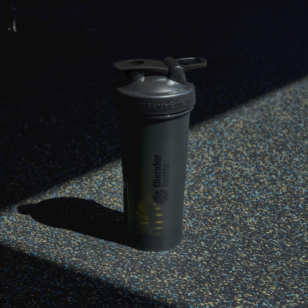 BlenderBottle Classic V2 - Botella coctelera perfecta para batidos de proteínas y pre entrenamiento, 28 onzas (paquete de 2), negro y azul marino
