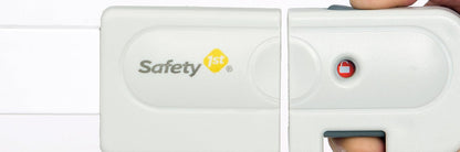 Safety 1st - Puerta para bebé con cierre automático y fijación a presión, para espacios desde 74 hasta 96 cm