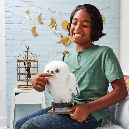 Wizarding World, Lechuza de Harry Potter Hedwig Interactiva con más de 15 Sonidos y Movimientos y sobre de Hogwarts, Juguetes para niños a Partir de 5 años