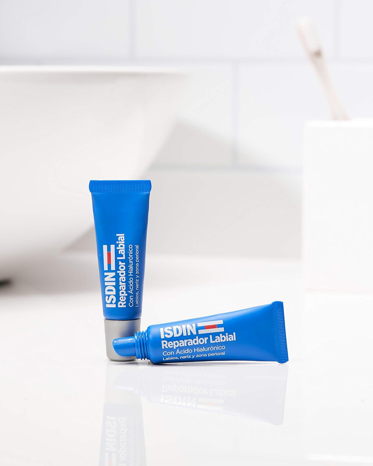 ISDIN Fotoprotector Fusion Water SPF 50, Protector Solar Facial de fase acuosa para uso diario, Textura ultra ligera, 50 ml + reparador labial fluido con acido hialuronico. protege y repara los labios