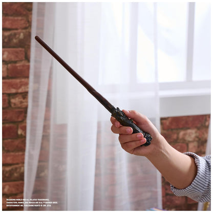 Wizarding World Harry Potter - Auténtica Varita mágica de Harry Potter con Soporte de Hogwarts, 30,5 cm, Juguete para niños a Partir de 14 años