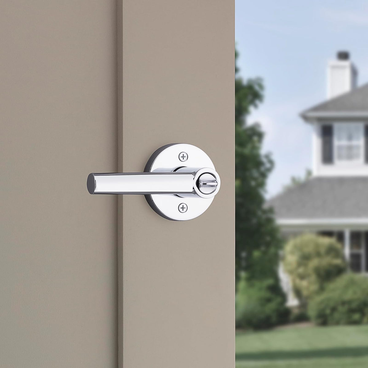 Kwikset Milan - Manija de puerta de entrada con cerradura y llave, palanca reversible con llave segura, para exterior, cerradura de puerta, para entrada frontal y dormitorios, cromo pulido, resistente