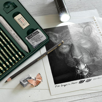 Faber-Castell Set Pitt Graphite Matt & Castell 9000, Estuche de metal con 20 artículos, 8 Castell 9000 y 8 Pitt Graphite Matt, cuenta con sacapuntas de metal, goma, goma moldeable y difuminador