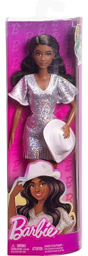 Muñeca Barbie Fashionistas #239 con cabello negro con flecos plateados con accesorios occidentales como sombrero de vaquero blanco y botas, HYT95