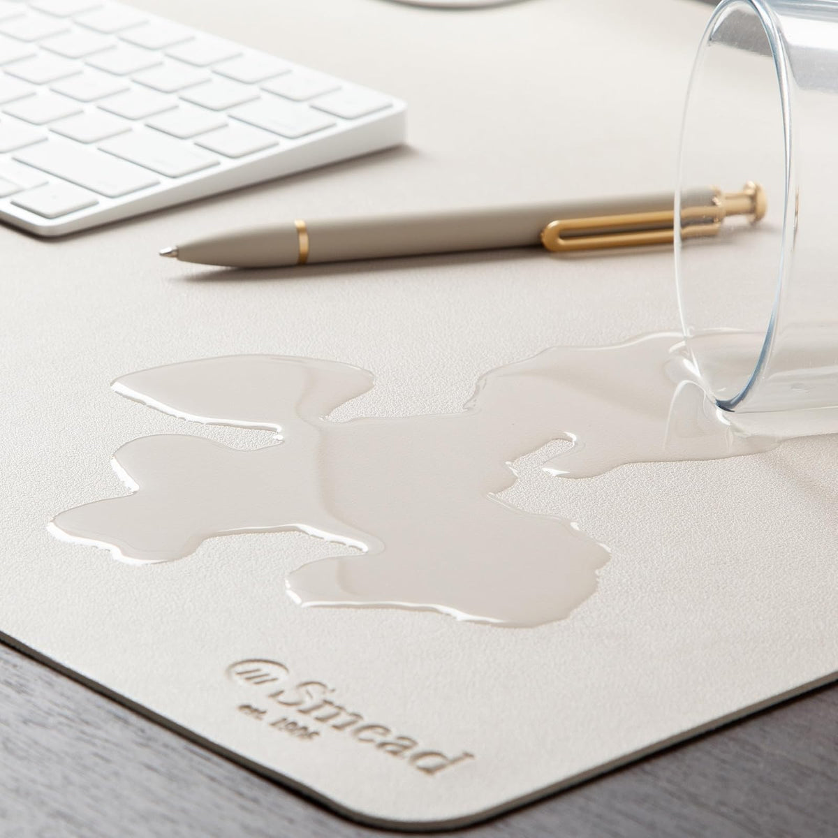 Smead 64831 - Alfombrilla de computadora de piel vegana con respaldo de gamuza sintética antideslizante, organizador de computadora perfecto para decoración de oficina, 80 x 39,9 cm, tamaño mediano,