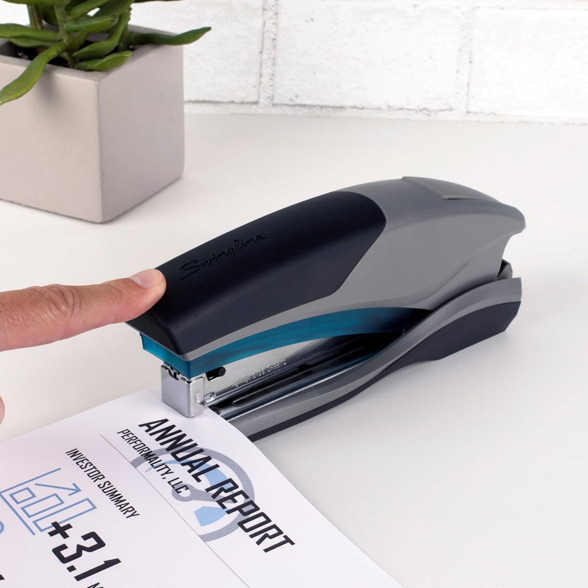 Swingline - Engrapadora Optima 25, 25 hojas de capacidad, esfuerzo reducido, tamaño completo y compacto, Azul/Gris, Paquete de 1