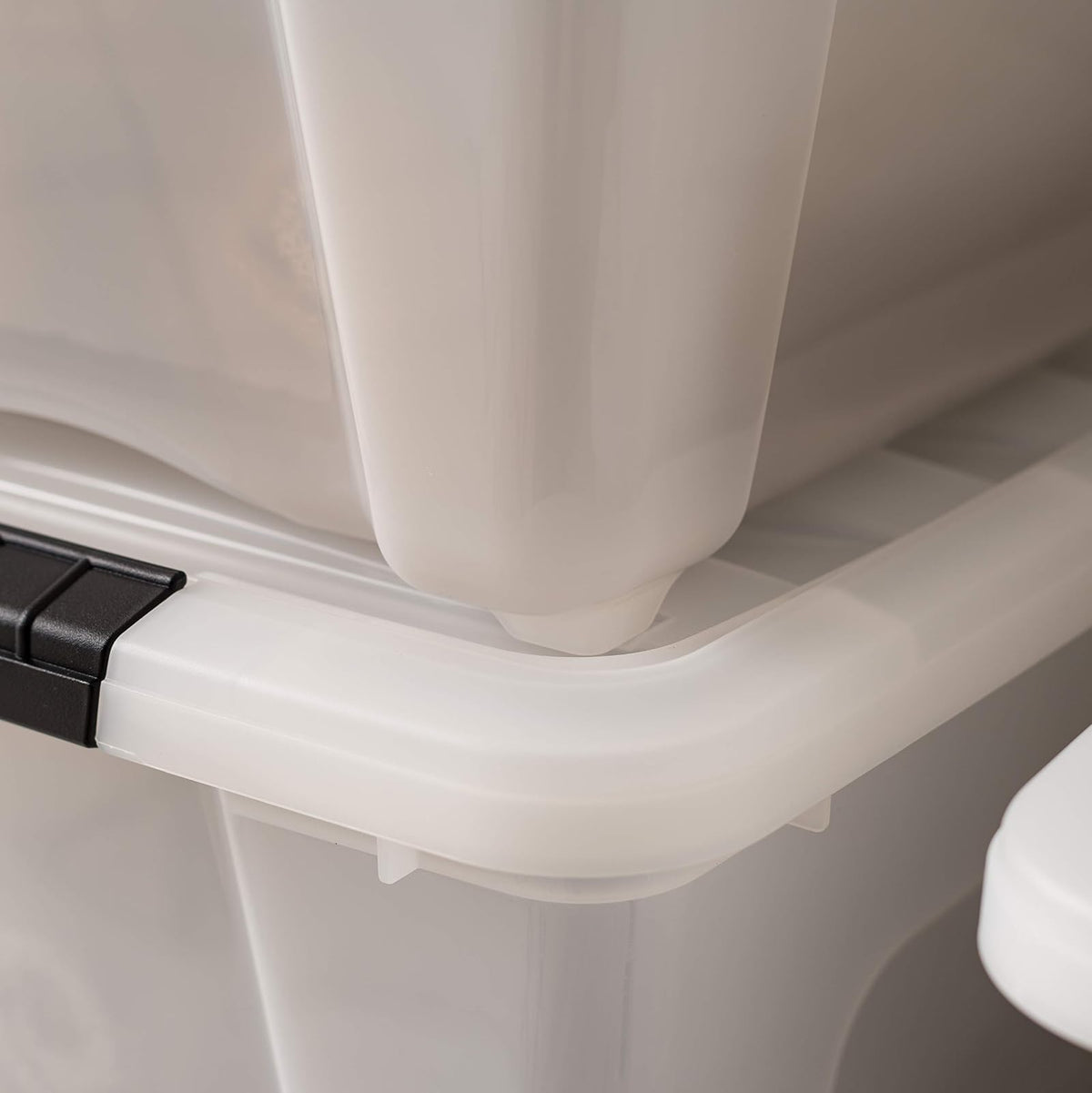 IRIS USA 6 Contenedores de 32 Qt con Tapa, Perla | Oculta el contenido para una apariencia limpia. Ideal para ropa de cama, decoración y clóset. Diseño anidable.