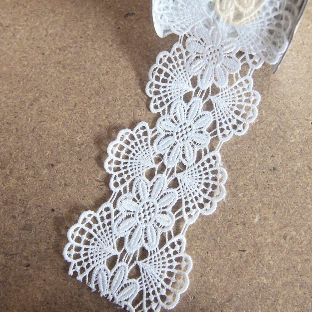 Cinta de ganchillo con flores, 7,62 cm, 5 yardas (blanco)