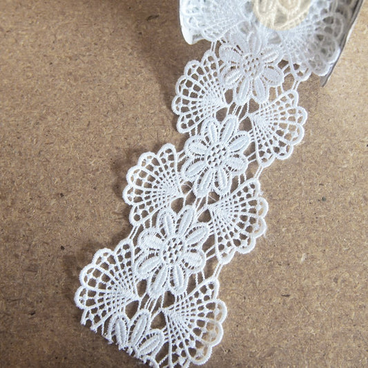 Cinta de ganchillo con flores, 7,62 cm, 5 yardas (blanco)