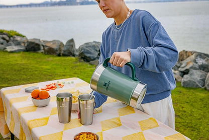 Stanley Stay-Chill Jarra de 64 onzas | Jarra de agua fría, cerveza y bebida con tapa, contenedor de bebidas duradero de gran capacidad con asa, acero inoxidable aislado, sin BPA, negro 2.0