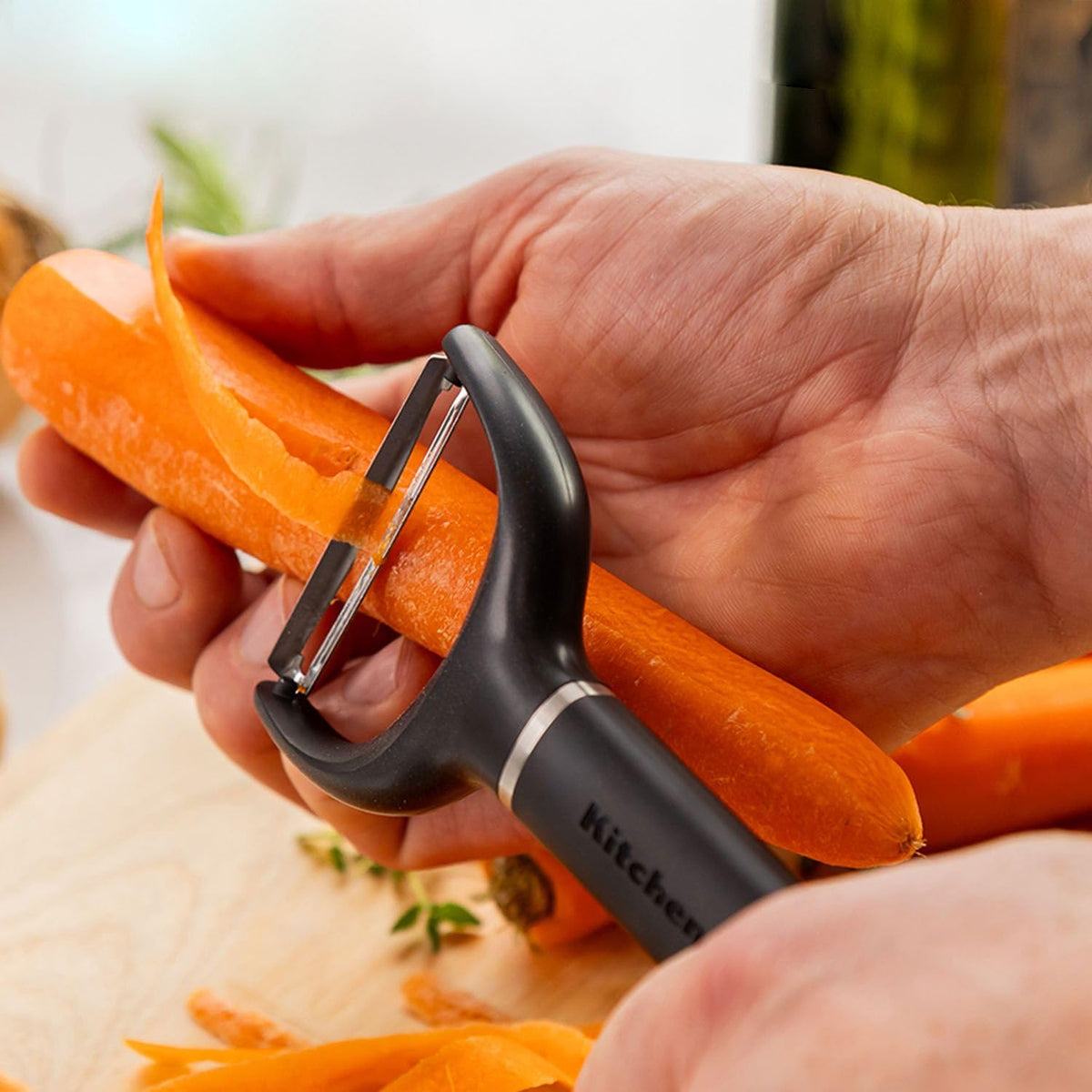 KitchenAid Pelador en Y, Hoja Recta de Acero Inoxidable, Mango Ergonómico Negro