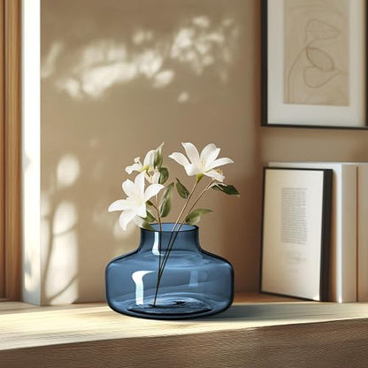 Torre & Tagus - Jarrón de vidrio redondo de color sólido para flores, florero único de 4 pulgadas de alto, jarrón de botella transparente hecho a mano para decoración moderna del hogar, jarrón de brotes como decoración decorativa de estante o regalo de bo