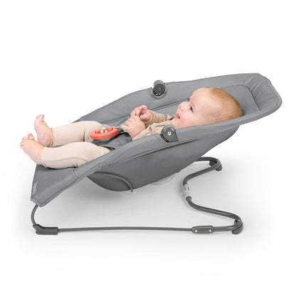 Ingenuity Bouncer Silla Mecedora Plegable para Bebé, Vibraciones relajantes, Arnés de 3 puntos, sonajero extraíble, Unisex, Color gris, de 0 meses hasta 9 kg
