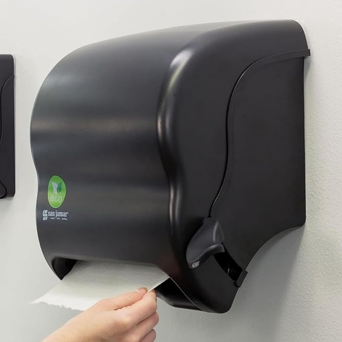 San Jamar - Dispensador de toallas de papel de palanca de plástico reciclado, dispensador manual de toallas, dispensador montado en la pared con cero residuos para el hogar y el negocio, rollos de 8 pulgadas, color negro