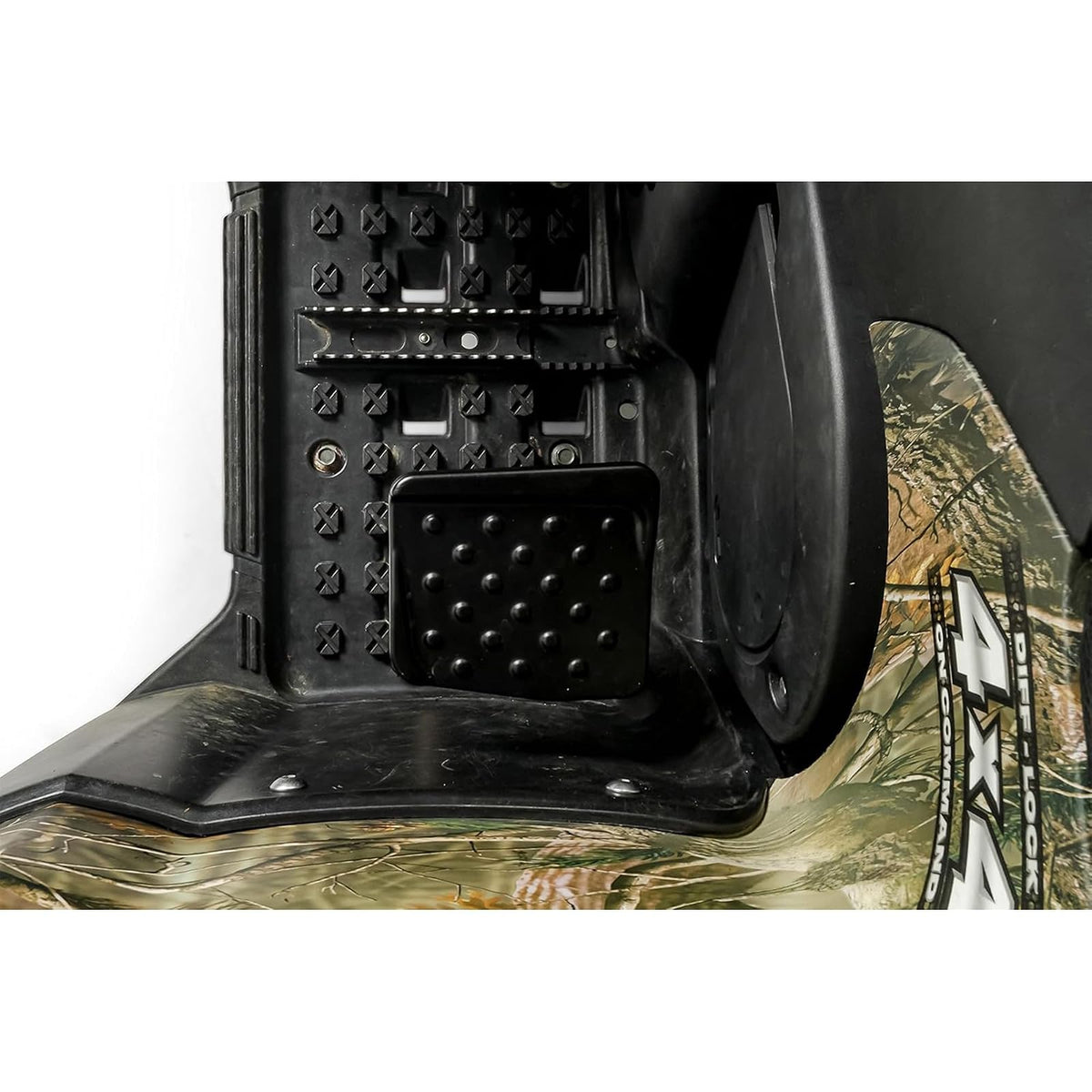Pedestal Trasero para Tumbona Black Boar ATV – Diseño Duradero de Aluminio Fundido Recubierto de Polvo y Superficie Perforada para un Agarre Firme del pie, se Monta en la mayoría de estribos de ATV,