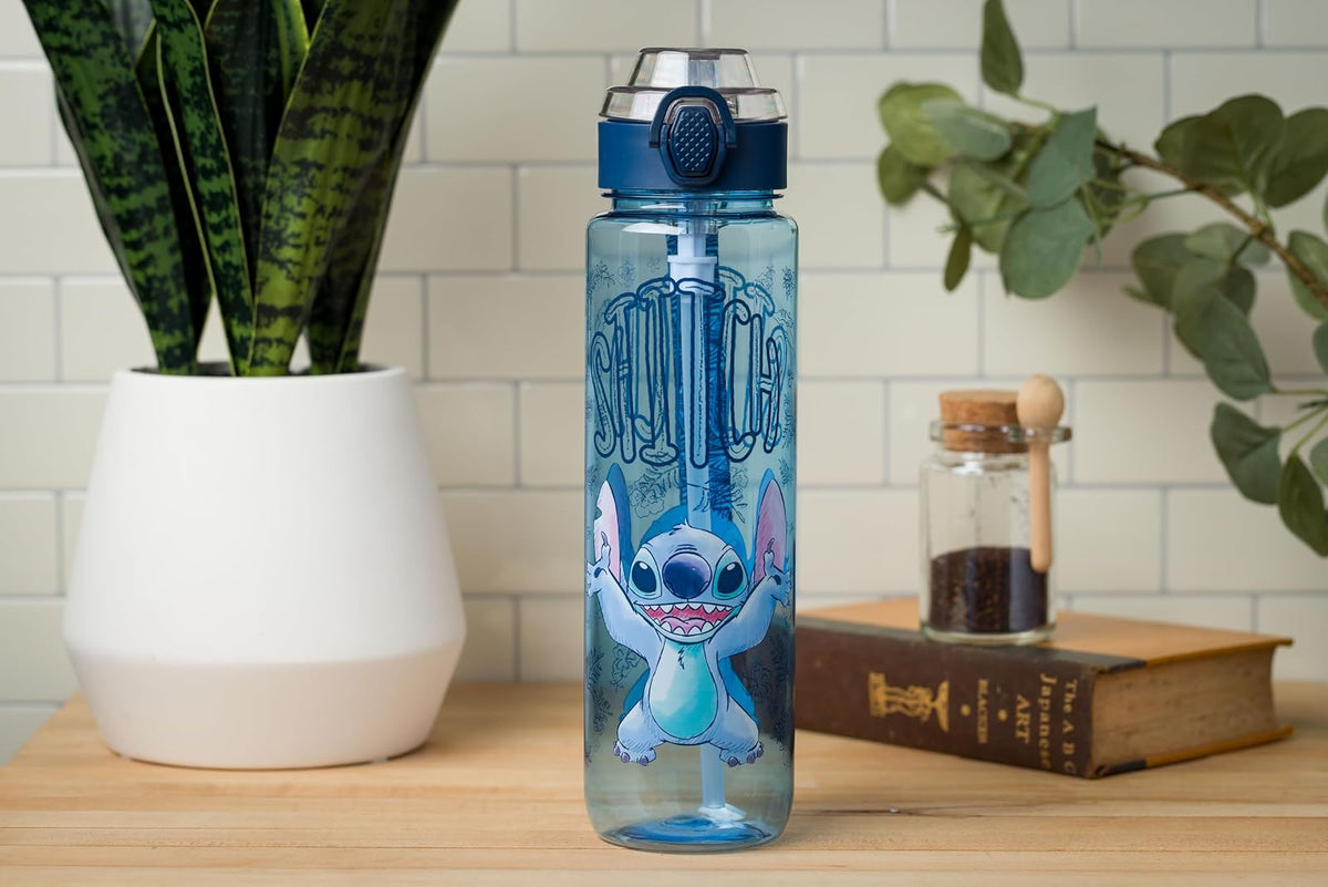 Silver Buffalo Disney Lilo and Stitch Botella de agua de plástico con tapa de bloqueo, correa y popote, 32 onzas