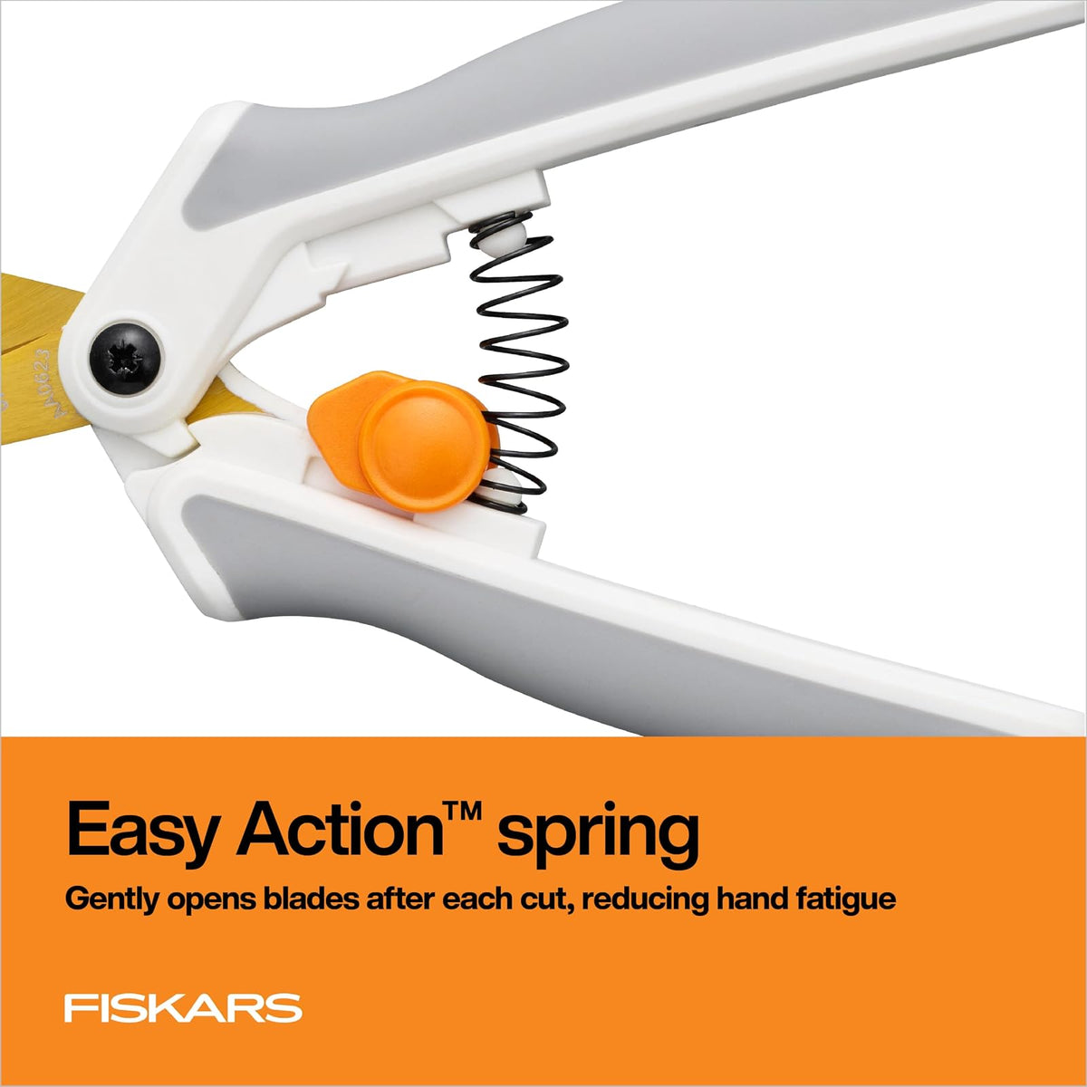 Fiskars - Tijeras de titanio de fácil acción, cuchillas afiladas para cortar precisión y ángulos con diseño de resorte de fácil acción, suministros de manualidades, mango asistido SoftGrip