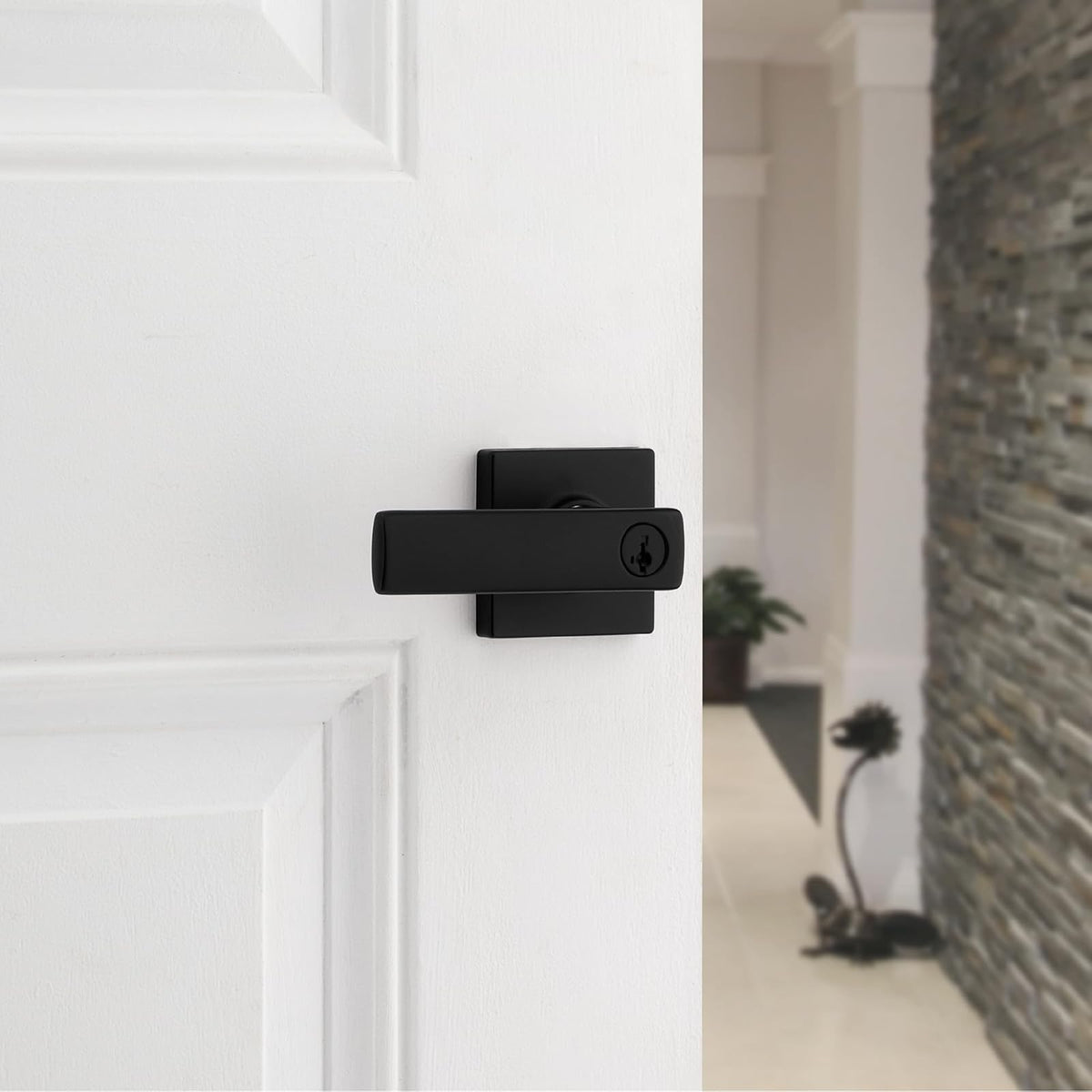 Kwikset - Manija de puerta de entrada Breton con cerradura y llave, palanca reversible con llave segura, para entrada frontal y dormitorios, negro mate, resistente a la púa Smartkey Rekey Security y
