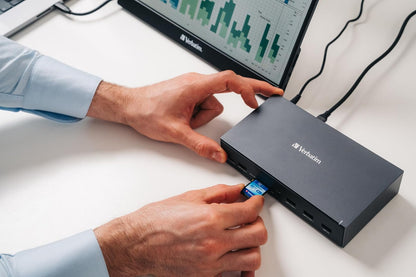 Verbatim USB-C Pro Docking Station 17 en 1 Hub Multiport Adaptador a HDMI 4K y 8K, USB-A y USB-C, PD 100W, AUX, Lector de Tarjetas para Mac/Windows Laptop y Co