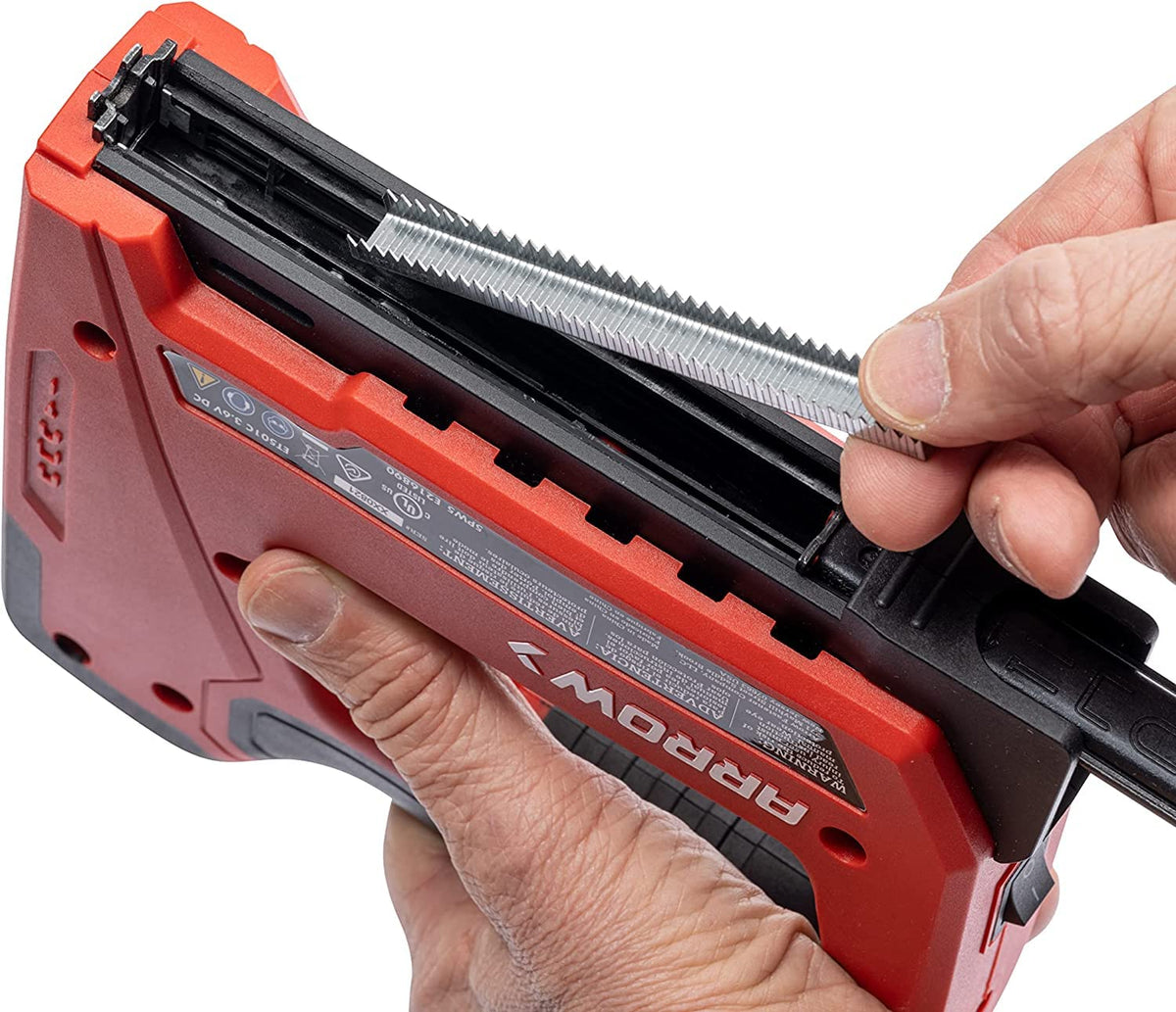 Arrow ET501C - Pistola profesional inalámbrica 5 en 1 para grapas y uñas, grapadora de alambre con pilas y clavadora para tapicería, enmarcado, techos, manualidades, valla, cable, negro/rojo