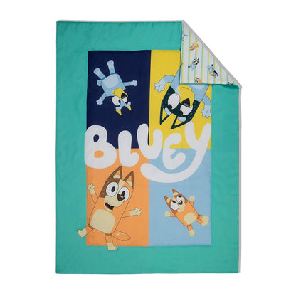 Bluey - Juego de Cama de 4 Piezas para niños pequeños, Incluye edredón, Juego de sábanas, sábana Bajera Ajustable, Funda de Almohada Reversible para Cama de niños o niñas, Color Azul