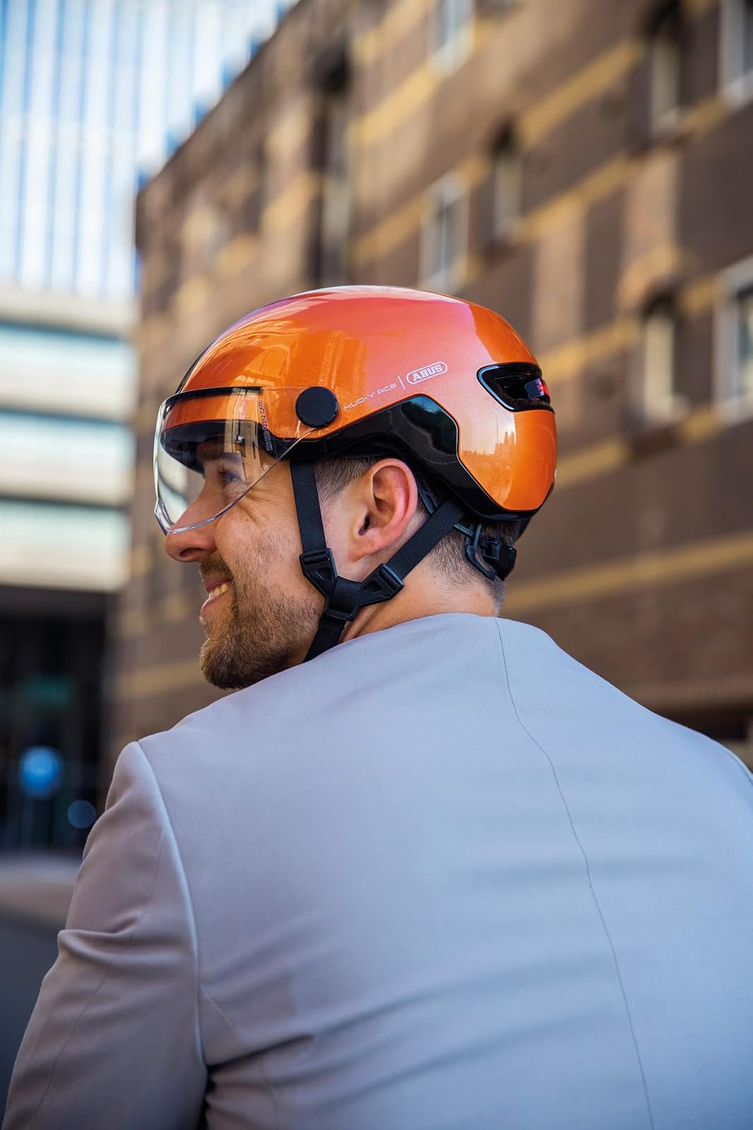 ABUS Casco Urbano HUD-Y Ace - Elegante Casco de Bicicleta con Visera y luz LED Trasera magnética y Recargable - para Hombre y Mujer - Plata, Talla M