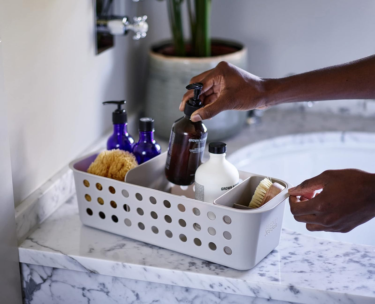 Joseph Joseph EasyStore - Organizador de cesta de almacenamiento para artículos esenciales de baño con maceta móvil y divisor, color crudo