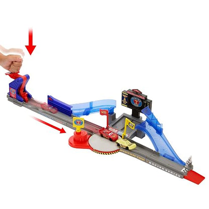 Mattel Disney Pixar Cars Pista de Acrobacias Copa Pistón, Circuito Interactivo, Lanzador y Salto épico, recrea la Escena Inicial, para niños Desde 4 años en adelante