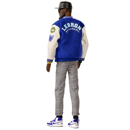 Barbie Signature Muñeco de Colección Ken Lebron James | Línea Kenbassadors; chaqueta de aviador con el número 23 y pantalones a cuadros
