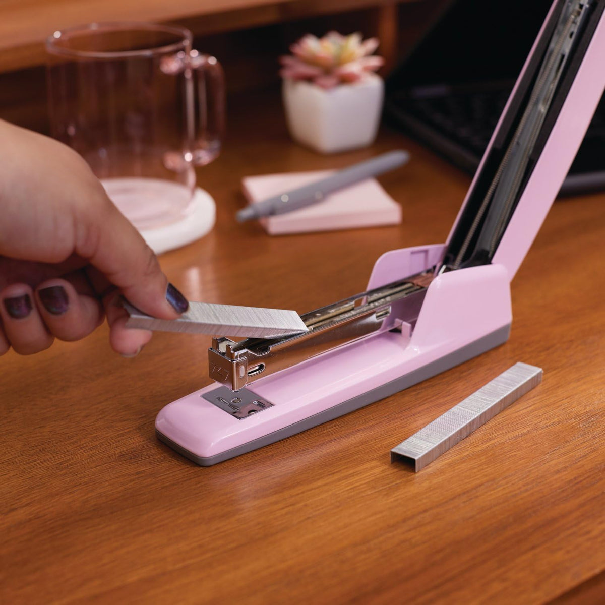 Swingline Grapadora, capacidad de 30 hojas, grapadora empresarial 747, sin atascos, metal, rosa rubor (S7074740)
