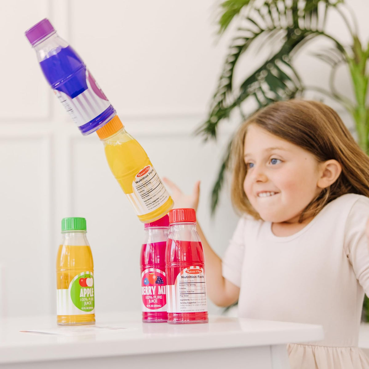 Melissa & Doug Tip & Sip - juguete de botellas de jugos y tarjeta de actividades (6 pzas.)
