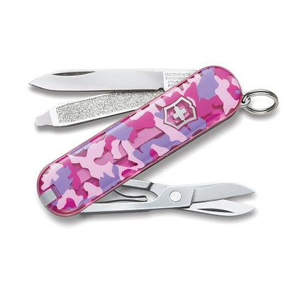 Victorinox Swiss Army Classic SD Navaja Pequeña, Rosa (Pink Camo), 58 mm | Cuchillo de bolsillo hecho en Suiza, 7 funciones, balanzas de camuflaje rosa, tijeras, llavero de transporte, uso diario