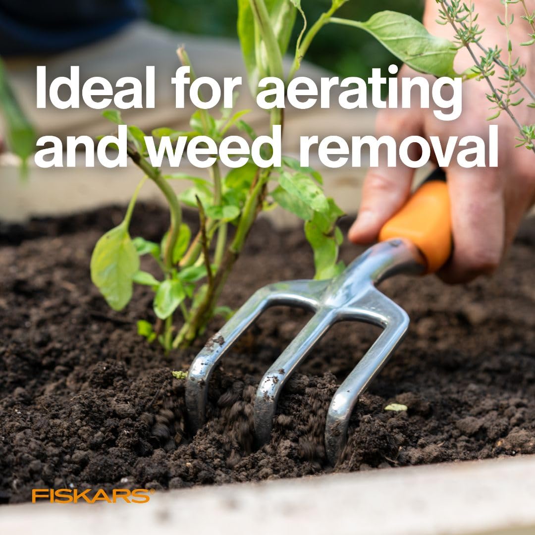 Fiskars Ergo Cultivador para excavar, airear piso y deshierbe, herramienta de jardín resistente con agujero para colgar