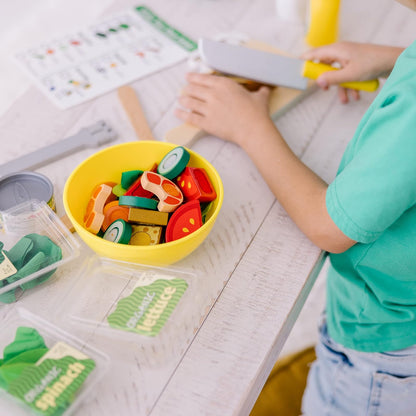 Melissa & Doug Juego de Imitación para Preparar y Mezclar Ensaladas, Juguete de Madera, Comida de Juguete (52 Piezas)