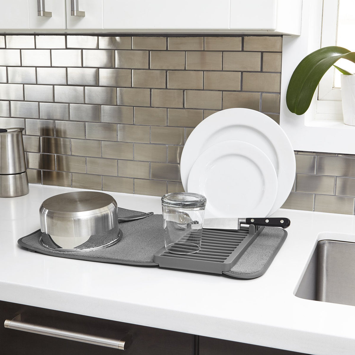 Umbra Udry Escurridor de platos y tapete de secado de microfibra: diseño que ahorra espacio, se pliega para facilitar su almacenamiento, Escurridor mini, Gris