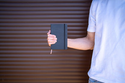 Moleskine Art Sketchbook, Medium, Black (4.5 X 7) | Cuaderno de bocetos mediano de 88 páginas de 4.5 x 7 pulgadas con papel de 165 g/m² para dibujo, ilustración y medios secos.