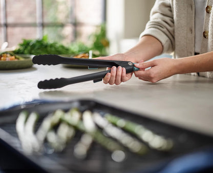 Joseph Joseph Duo - Pinzas higiénicas con soporte integrado para herramientas y pies antideslizantes, adecuadas para utensilios de cocina antiadherentes, resistentes al calor, sin BPA