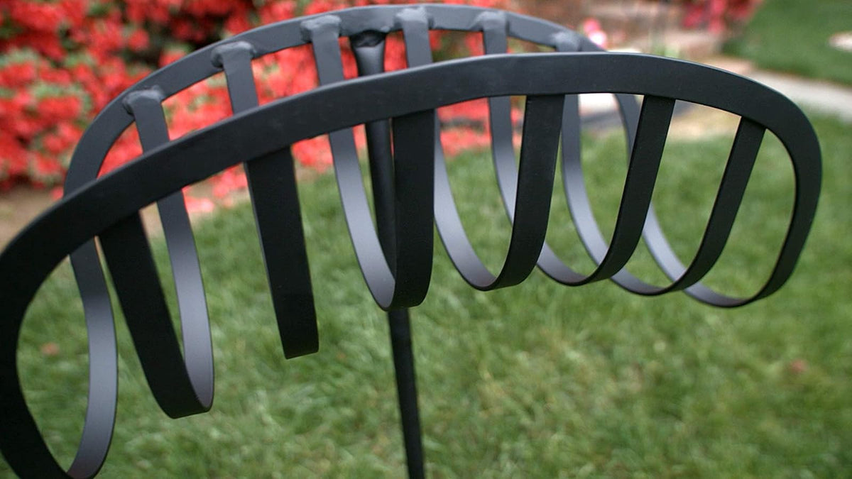 Liberty Garden - Soporte de Almacenamiento para Manguera de jardín con Soporte de Anclaje de 3 Clavijas, Color Negro