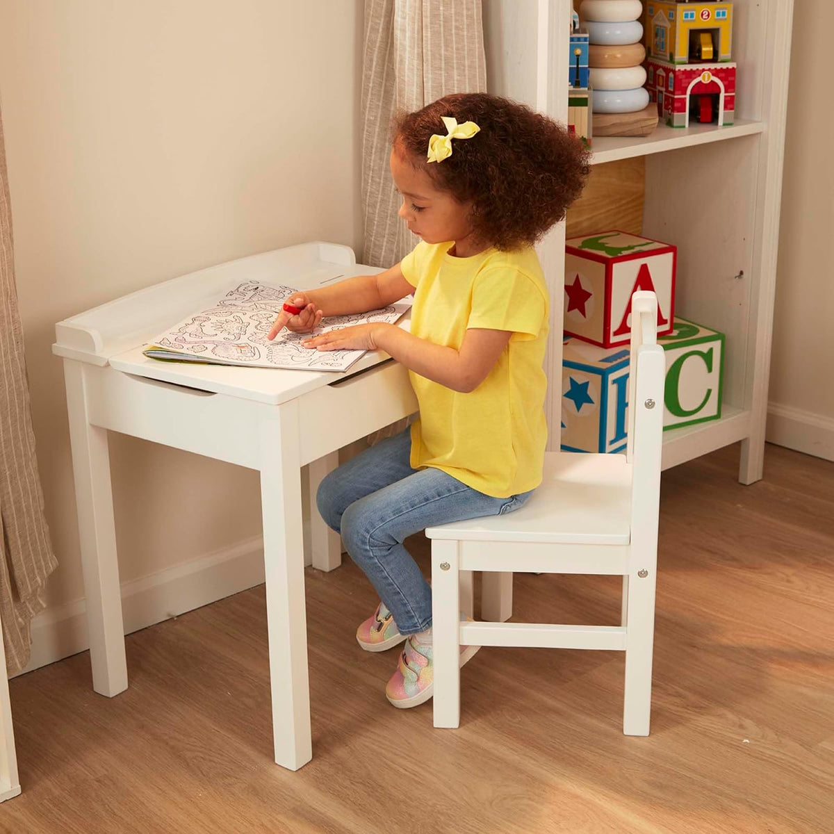 Melissa & Doug Escritorio con tapa abatible y silla para niños, juego de escritorio y silla de madera resistente, tapa con bisagra de seguridad, blanco, 40.894 cm alto x 59.944 cm ancho x 58.928 cm largo