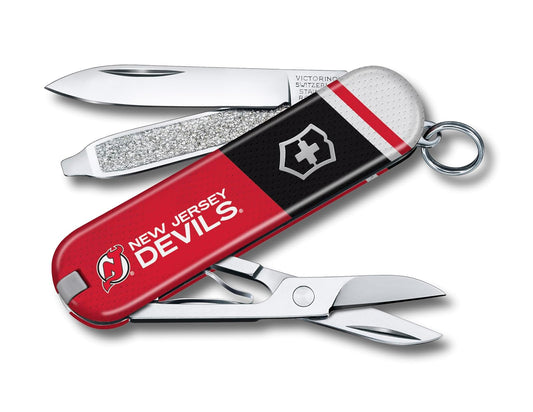 Victorinox Classic SD Swiss Army Knife – Cuchillo de bolsillo compacto de 7 funciones hecho en Suiza con hoja pequeña, destornillador y llavero – New Jersey Devils